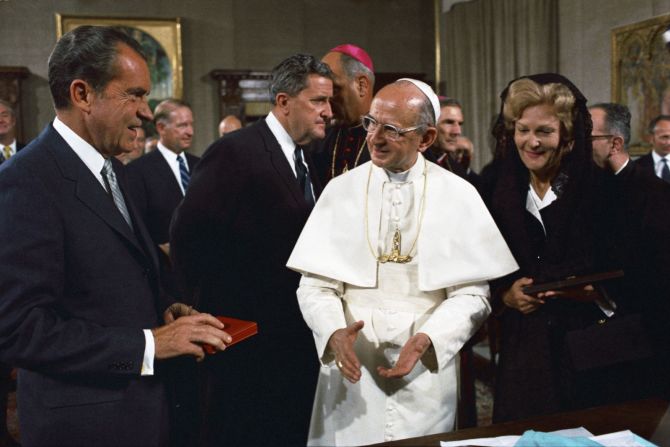 El presidente Richard Nixon se reúne con el papa Pablo VI en el Vaticano en 1970. Archivos Nacionales