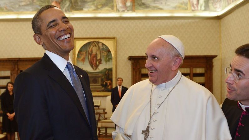 El papa Francisco y el presidente Barack Obama intercambian regalos durante una audiencia privada en el Vaticano en 2014. Gabriel Bouys / AFP / Getty Images