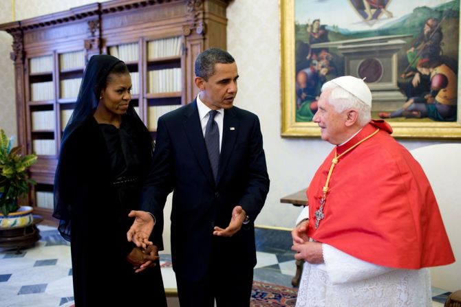 Obama y su esposa, Michelle, se reunieron con el papa Benedicto XVI en el Vaticano en 2009. Benedicto renunció como papa en 2013. Pete Souza / White House / Getty Images