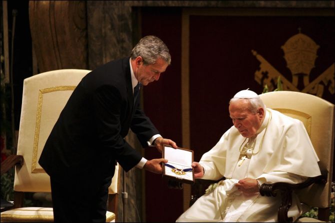 Bush le entrega al papa Juan Pablo II la Medalla Presidencial de la Libertad en el Vaticano en 2004. Eric Vandeville / Gamma-Rapho / Getty Images