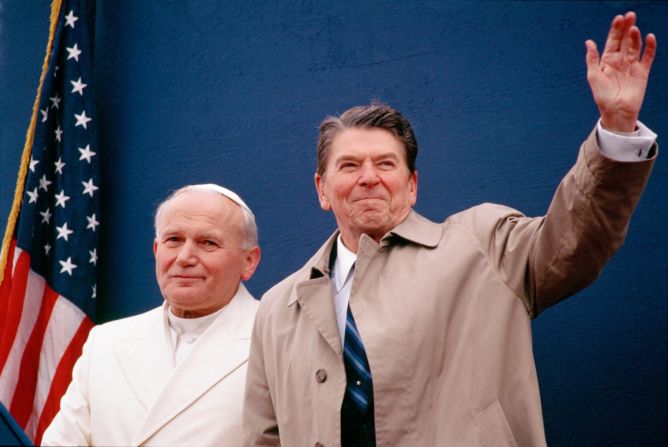 El presidente Ronald Reagan se reúne con el papa Juan Pablo II en el aeropuerto de Fairbanks, Alaska, en 1984. El papa estaba haciendo escala en su camino a Corea del Sur, Papúa Nueva Guinea, las Islas Salomón y Tailandia. Reagan iba de vuelta a su país desde China. David Hume Kennerly / Getty Images