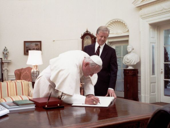 El presidente Jimmy Carter observa al papa Juan Pablo II firmar el libro de visitas de la Casa Blanca en 1979. Fue el primer papa en visitar la Casa Blanca. Karl Schumacher / White House / Time Life Pictures / Getty Images
