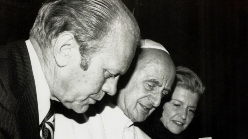 El presidente Gerald Ford y la primera dama Betty Ford visitan al papa Pablo VI en el Vaticano en 1975. Rolls Press / Popperfoto / Getty Images