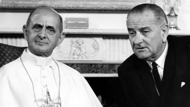 En 1965, el papa Pablo VI se convirtió en el primer papa en visitar Estados Unidos. Se reunió con el presidente Lyndon B. Johnson y se dirigió a las Naciones Unidas para pedir la paz mundial. AP