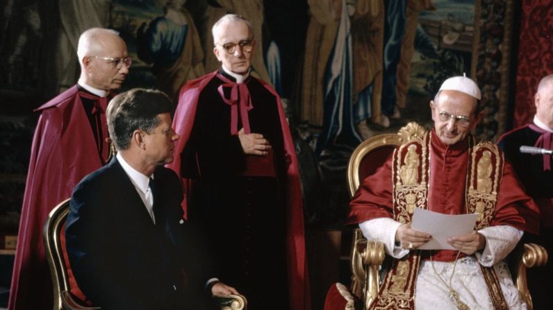 El presidente John F. Kennedy habla con el papa Pablo VI en el Vaticano en 1963. Kennedy, quien fue el primer presidente católico de EE.UU., se reunió con el pontífice poco después de su entronación. Bettmann Archive / Getty Images