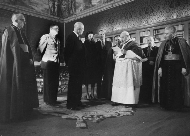 El presidente Dwight D. Eisenhower, tercero desde la izquierda, se reúne con el papa Juan XXIII en el Vaticano en 1959. Eisenhower fue en realidad el segundo presidente en reunirse con un papa. Woodrow Wilson fue el primero en reunirse en 1919 con el papa Benedicto XV. Paul Schutzer // Time Life Pictures / Getty Images