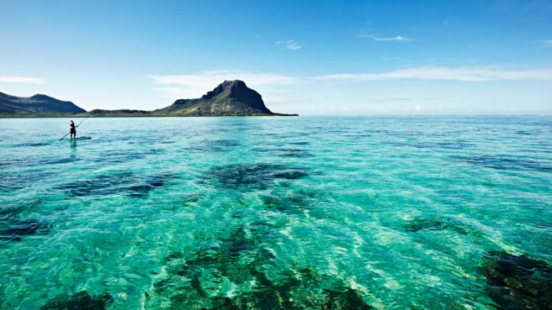 3. Mauricio: Llegar a esta isla paradisíaca del océano Índico puede llevar un tiempo, pero una vez allí es posible que no quieras irte nunca. Mark Read / Lonely Planet