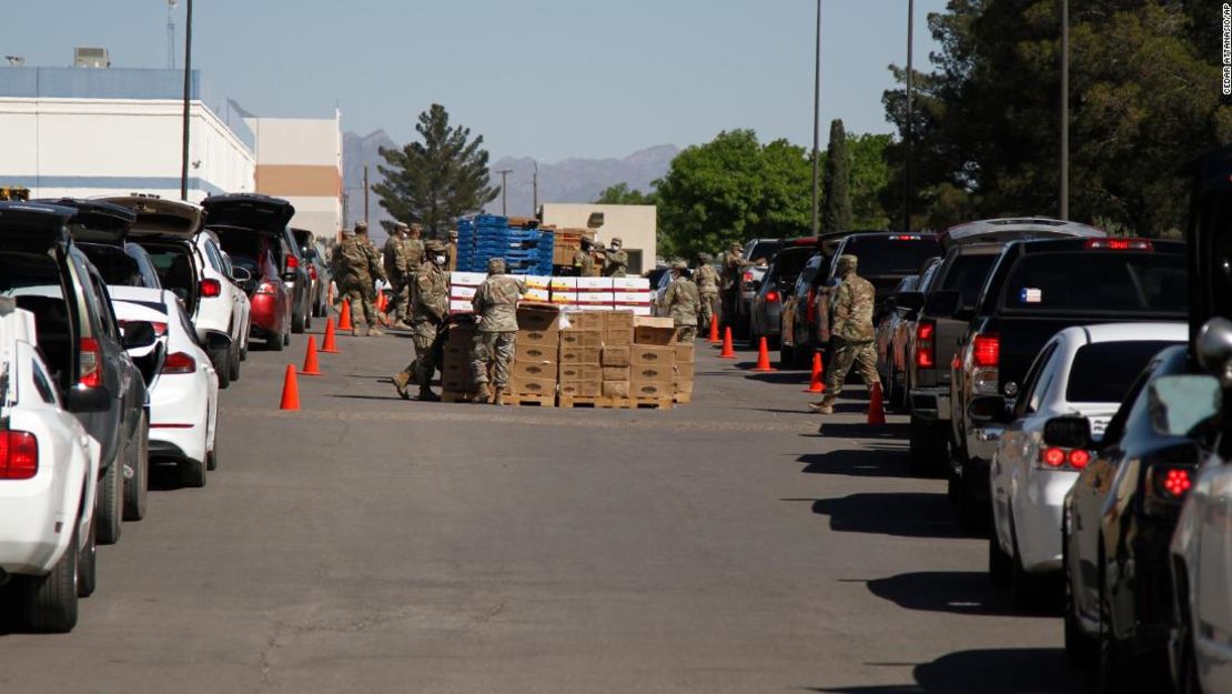 Soldados de la Guardia Nacional de Texas distribuyen alimentos en el Banco de Alimentos El Pasoans Fighting Hunger, el miércoles 22 de abril de 2020, en El Paso, Texas.