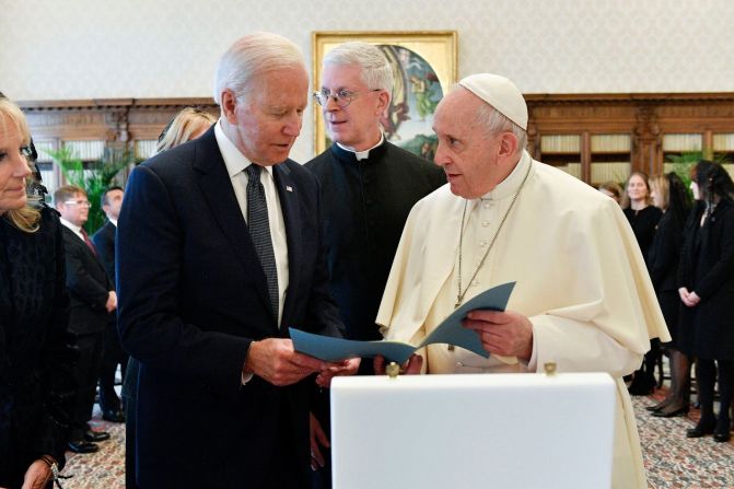 El presidente Joe Biden dice que habló de "muchas cosas personales" en su larga reunión con el papa Francisco.