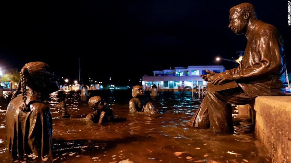 El agua comenzó a inundar partes de la costa ayer, como alrededor del Kunta Kinte-Alex Haley Memorial, ubicado en el City Dock en la histórica Annapolis, Maryland. El viernes, se prevé que la marea alcance niveles más altos.