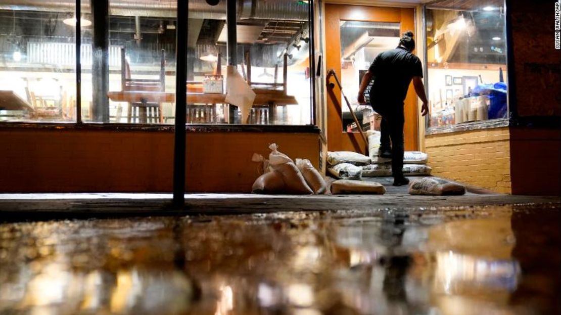 El agua comenzó a inundar partes de la costa ayer, como alrededor del Kunta Kinte-Alex Haley Memorial, ubicado en el City Dock en la histórica Annapolis, Maryland. El viernes, se prevé que la marea alcance niveles más altos.