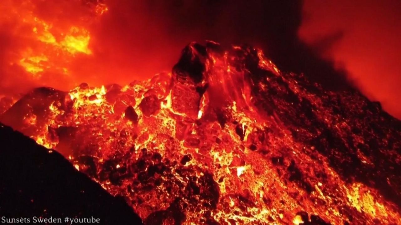 CNNE 1091788 - viaja con un drone a las entranas del volcan en la palma