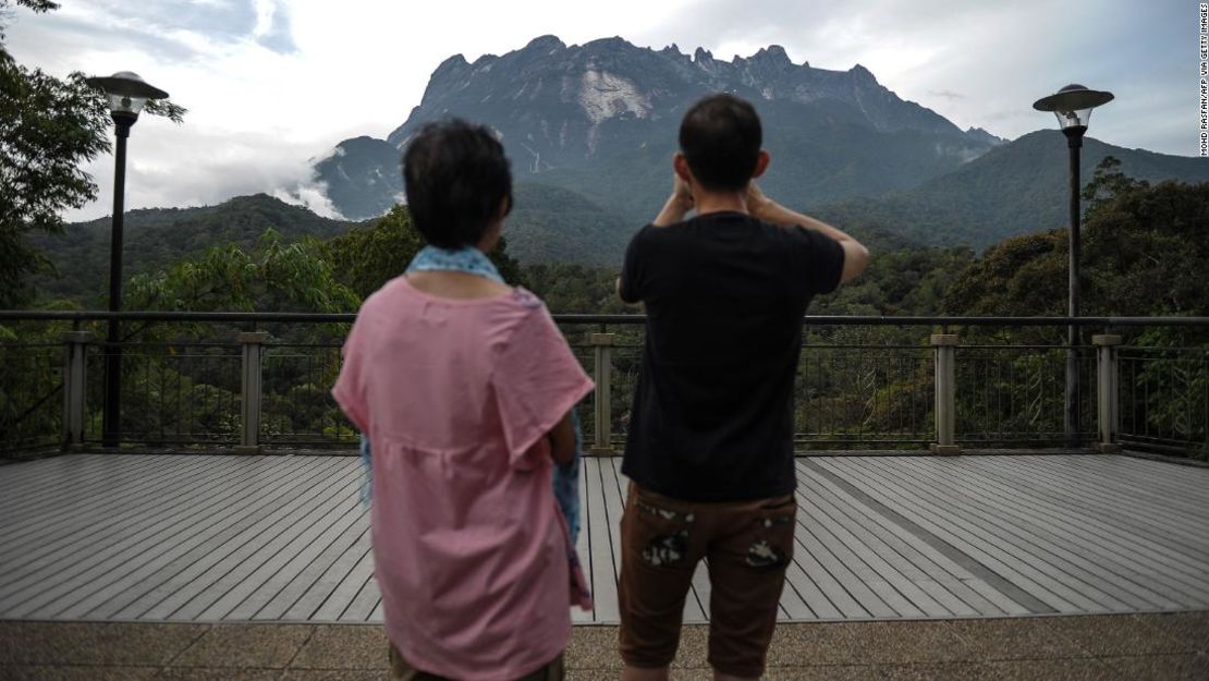 Turistas toman fotos del Monte Kinabalu de Malasia en 2015.
