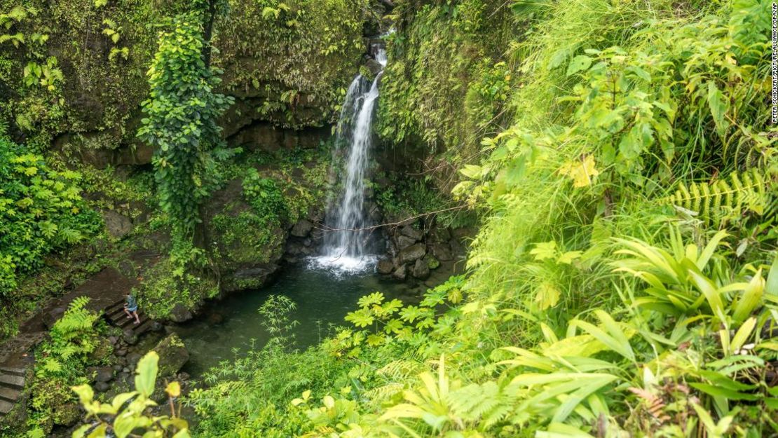 Piscina Esmeralda y cascada en el Parque Nacional Morne Trois Pitons en Dominica.