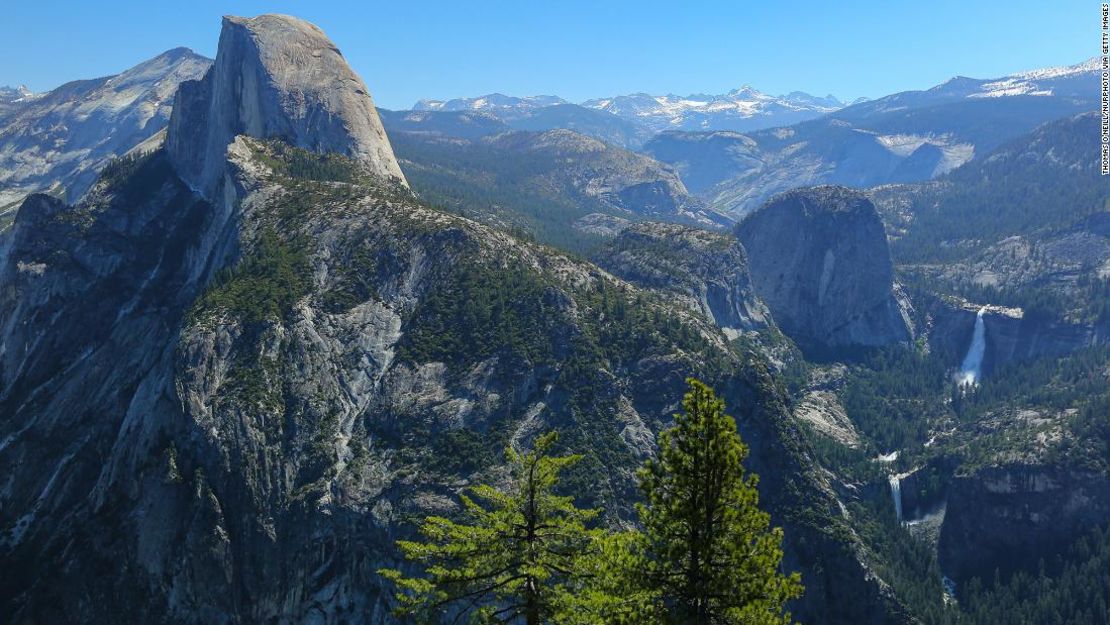 Una vista de Half Dome desde Glacier Point en el Parque Nacional de Yosemite. Según la Unesco, este sitio del Patrimonio Mundial se ha convertido en una fuente, en lugar de un sumidero, de emisiones de carbono.