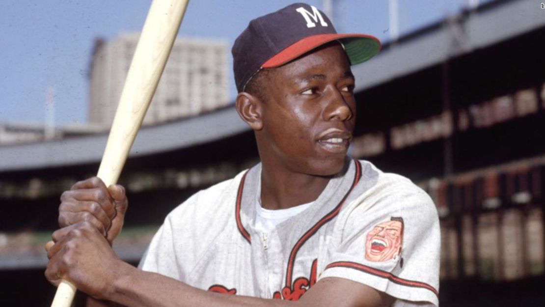 Hank Aaron posa para una foto durante un partido de exhibición en 1954. Fue su primera temporada en las ligas mayores.