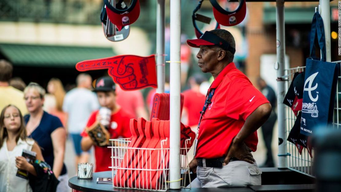 Un vendedor vende mercancía de los Bravos durante un partido en el Turner Field el 29 de julio de 2013, en Atlanta.