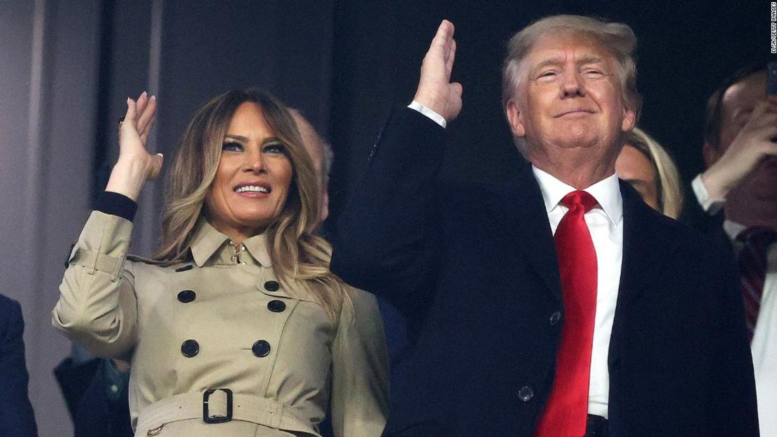 La exprimera dama y el expresidente de Estados Unidos Melania y Donald Trump hacen el gesto del "Tomahawk cho" antes del cuarto partido de la Serie Mundial entre los Astros de Houston y los Bravos de Atlanta el sábado en el Truist Park en los suburbios de Atlanta.