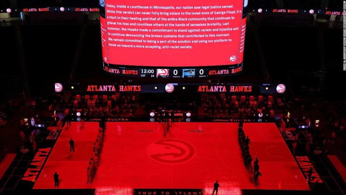 Los Atlanta Hawks y los Orlando Magic observan los veredictos de culpabilidad en el juicio de Derek Chauvin antes de un partido en el State Farm Arena el 20 de abril de 2021 en el centro de Atlanta.