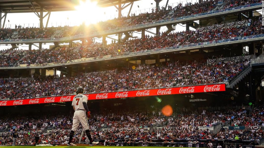 Dansby Swanson de los Bravos de Atlanta mira desde la tercera base durante la primera entrada contra los Cerveceros de Milwaukee en el cuarto juego de la Serie de División de la Liga Nacional en el Truist Park el 12 de octubre de 2021.