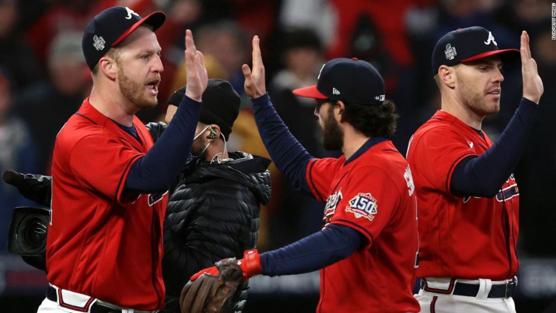 Will Smith, de los Bravos de Atlanta, celebra con Dansby Swanson tras cerrar la victoria por 2-0 contra los Astros de Houston en el tercer partido de la Serie Mundial.