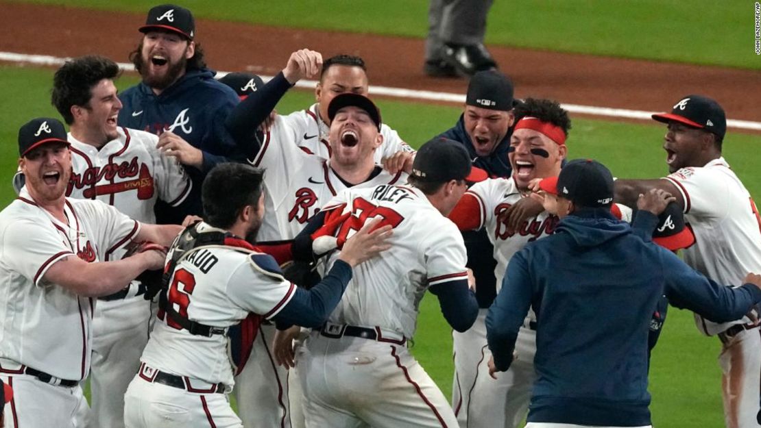 Los Bravos de Atlanta celebran tras ganar el sexto partido de la Serie de Campeonato de la Liga Nacional de béisbol contra los Dodgers de Los Ángeles el 23 de octubre en Atlanta.