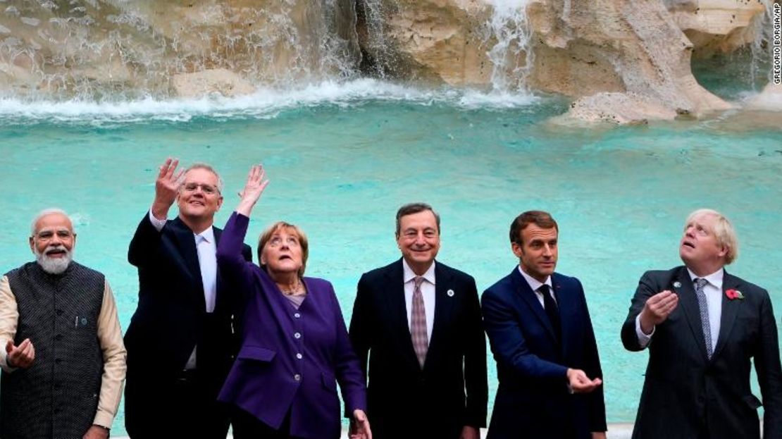 Los líderes del G20 realizan el tradicional lanzamiento de una moneda frente a la Fontana de Trevi en la cumbre del G20 en Roma el domingo.