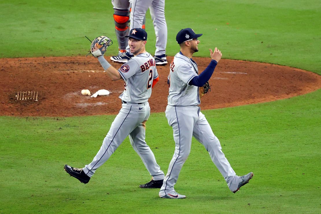 Alex Bregman y Yuli Gurriel de los Astros de Houston celebran la victoria del equipo por 9-5 contra los Bravos de Atlanta en el Juego 5 de la Serie Mundial el 31 de octubre en Atlanta.