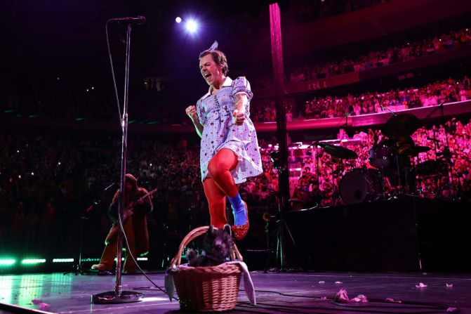 En su concierto de "Harryween" en el Madison Square Garden, Harry Styles lució un vestido de cuadros pequeños, pantuflas rojas y un moño como Dorothy de "El mago de Oz". Theo Wargo / Getty Images