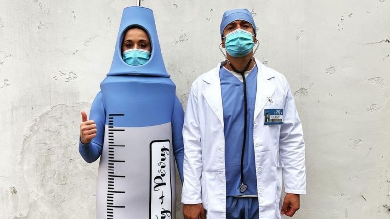 Katy Perry se disfrazó de jeringa, mientras que Orlando Bloom lucía un equipo de protección personal como médico. De @ katyperry / Instagram