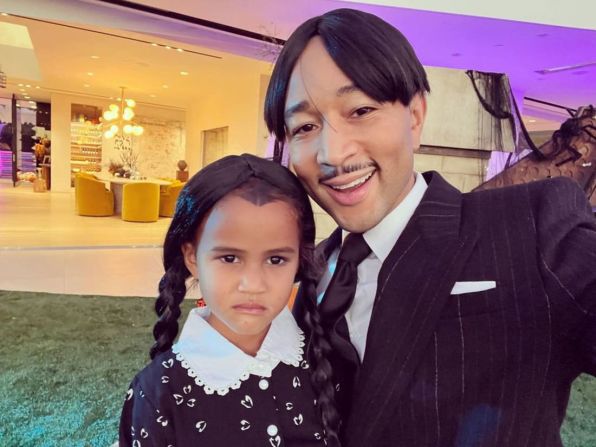 John Legend y Chrissy Teigen llegaron vestidos como miembros de la familia Addams, con su hija Luna vestida como Wednesday. De @ johnlegend / Instagram