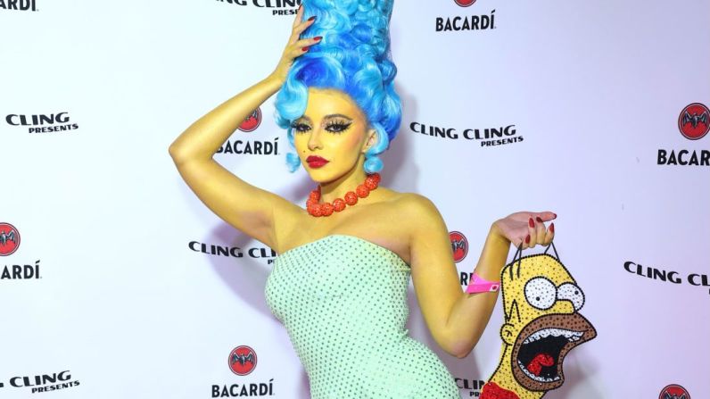La cantante de Little Mix, Jade Thirlwall, asistió a una fiesta de Halloween vestida como Marge Simpson, adornada con los restos de Homer Simpson. Mike Marsland / WireImage / Getty Images