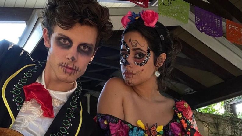 Shawn Mendes y Camilla Cabello celebraron el Día de los Muertos con maquillaje y adornos florales. De @ shawnmendes / Instagram