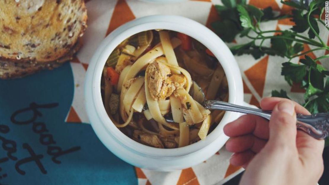 La sopa vegana de pollo con fideos de Hot for Food recuerda a un viejo favorito de la familia.