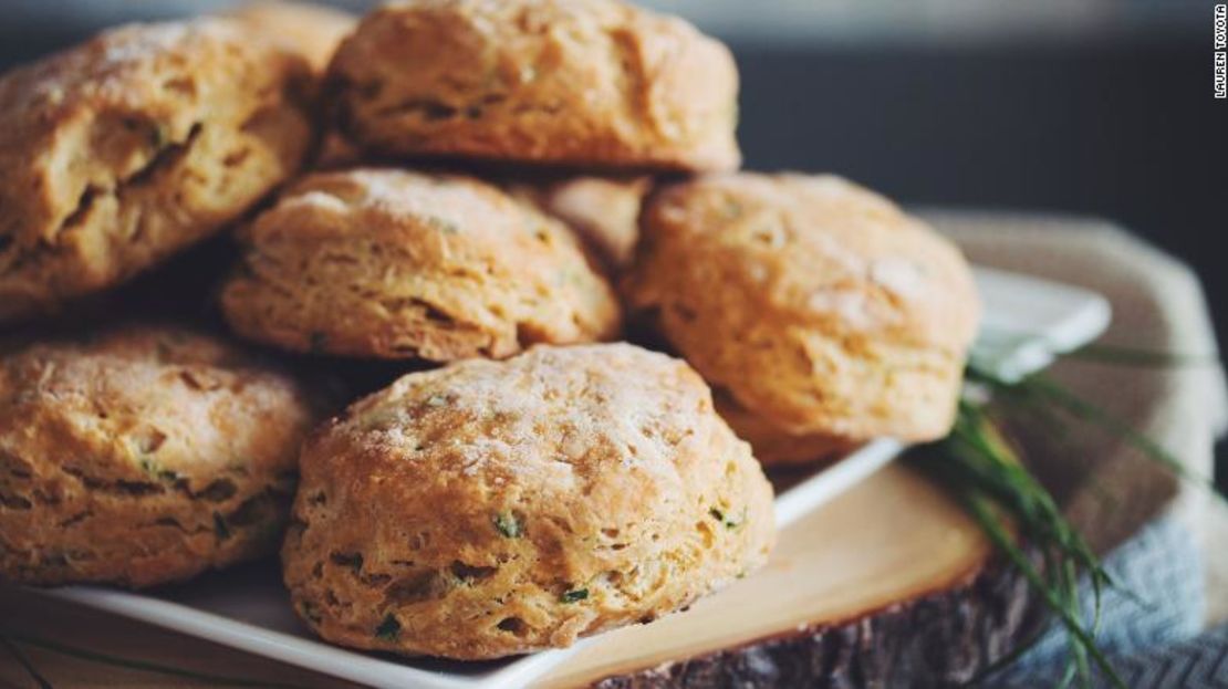 Los biscuits de cebollín con queso de Hot for Food son tan hojaldrados como sus homólogos no veganos.