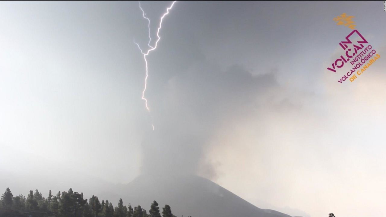 CNNE 1093210 - rayos volcanicos iluminan el penacho del cumbre vieja