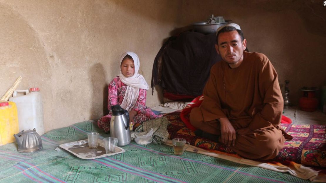 Parwana Malik, de 9 años, y su padre Abdul, en su casa en un campamento para desplazados internos en la provincia afgana de Badghis.