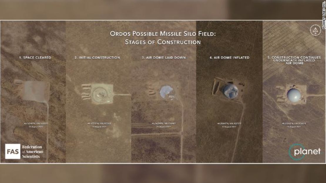 Diferentes etapas de construcción en curso por ingenieros chinos en múltiples silos en el posible campo de silos de misiles Ordos en agosto de 2021. Después de despejar el espacio para el proyecto, utilizan cúpulas inflables para proteger la construcción activa de los silos.