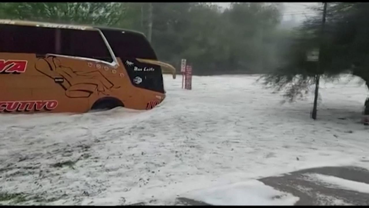 CNNE 1093627 - mira esta ciudad cubierta por 5-000 toneladas de granizo