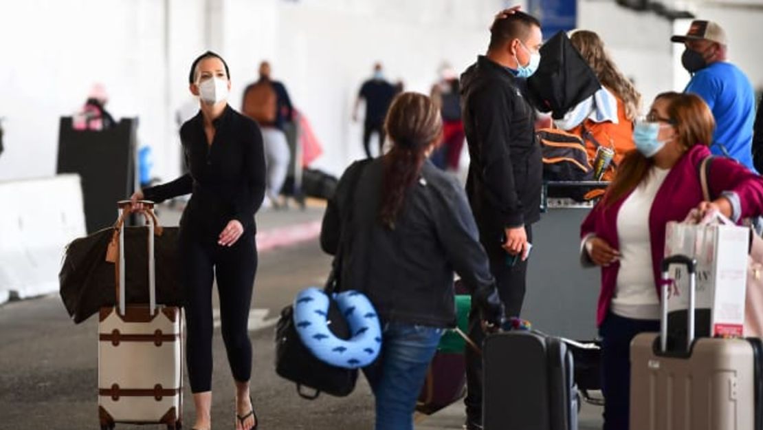 Usar una mascarilla de alta calidad es la clave para que los viajes en avión sean más seguros.