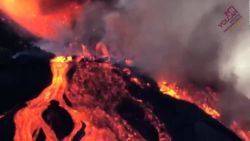 CNNE 1093818 - el lecho del volcan y sus rios de lava vistos con un dron