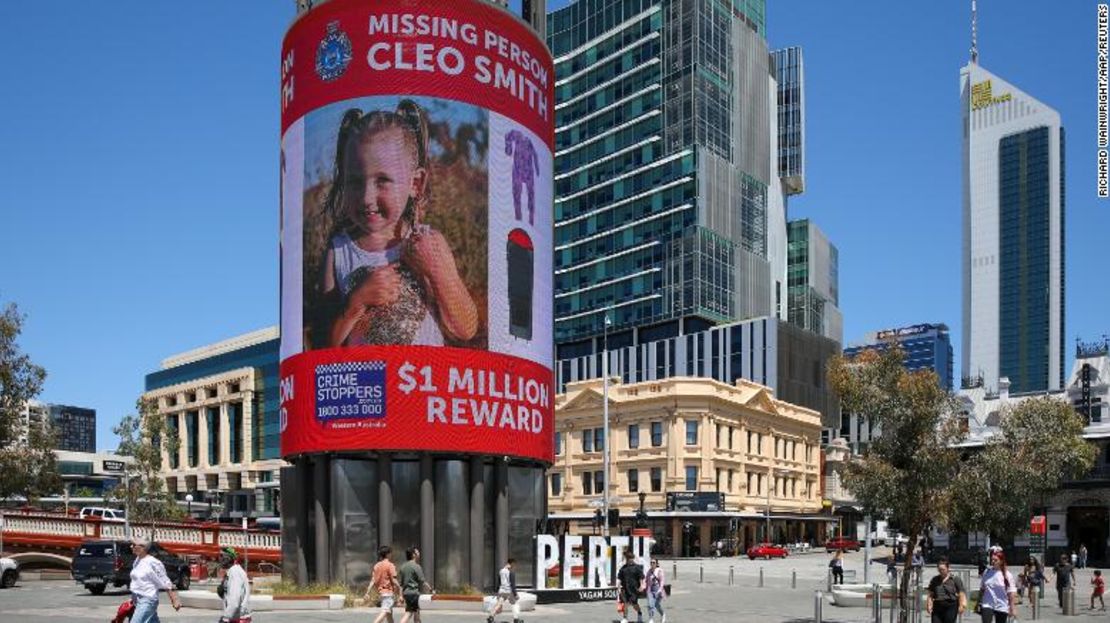 Un letrero que ofrece una recompensa de un millón de dólares australianos por información sobre la niña desaparecida Cleo Smith en una torre digital en Yagan Square en Perth, el 30 de octubre.