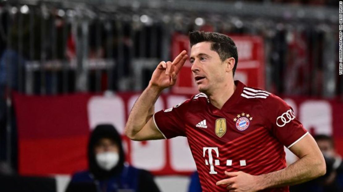 El delantero del Bayern de Múnich, Robert Lewandowski, celebra el cuarto gol de su equipo contra el Benfica.