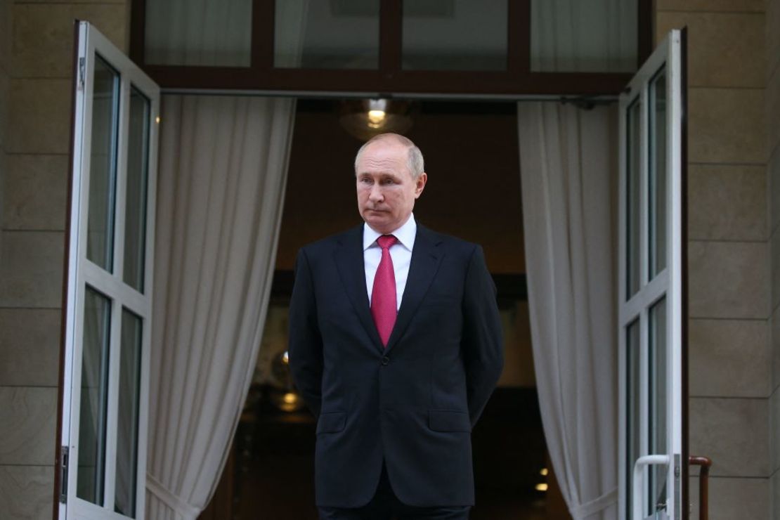 El presidente de Rusia, Vladimir Putin, es visto en la residencia estatal Bocharov Ruchei el 29 de septiembre de 2021.