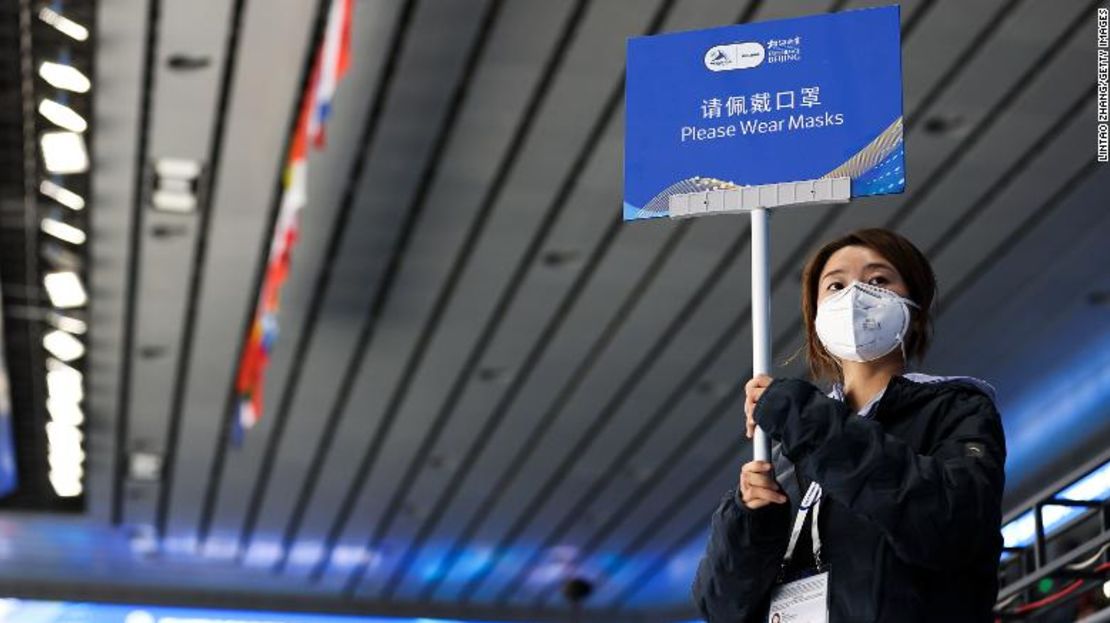 Una voluntaria sostiene un cartel durante un evento de prueba para los Juegos Olímpicos de Invierno de Beijing 2022, el 21 de octubre en Beijing, China.