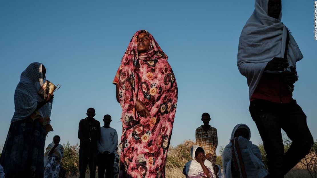 Una refugiada etíope reza en una iglesia ortodoxa cerca de un campo de refugiados en Gedaref, al este de Sudán, el 6 de diciembre de 2020.