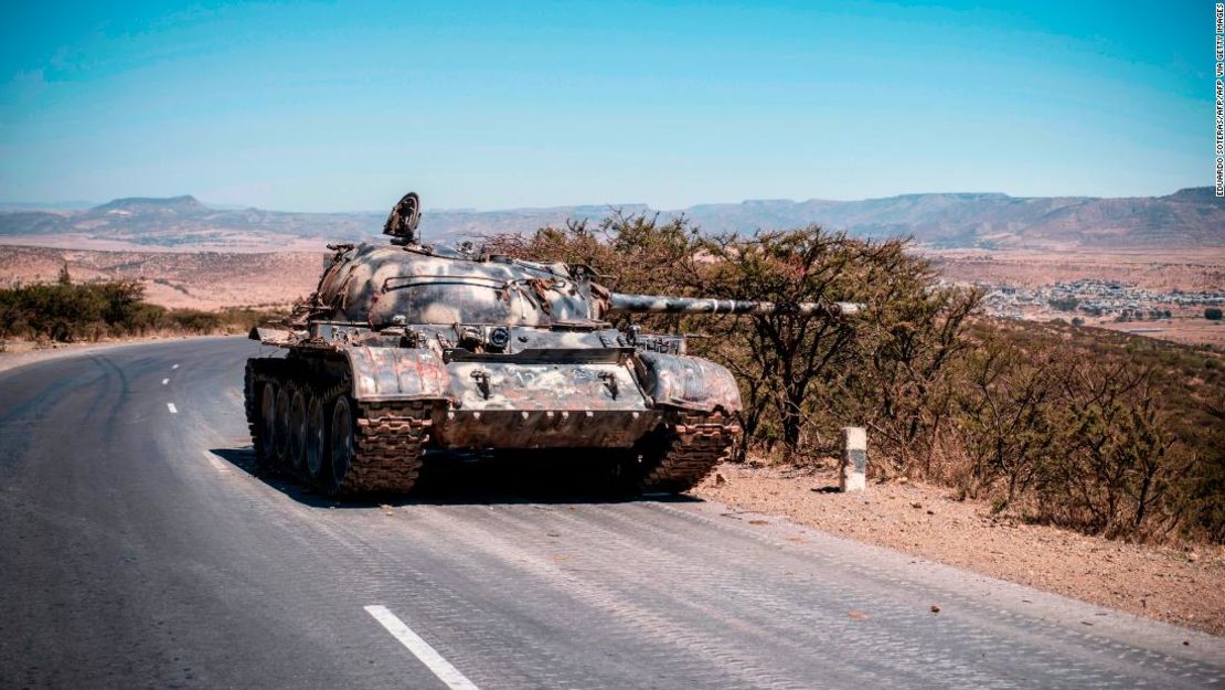 Un tanque dañado en una carretera al norte de Mekelle, capital de Tigray, el 26 de febrero de 2021.