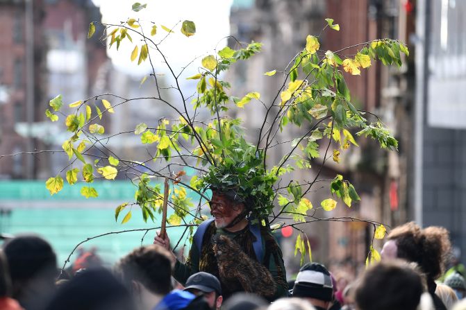 Las protetastas comenzaron días atrás. En esta imagen, un hombre disfrazado de árbol participa en la manifestación organizada por Extinction Rebellion el 3 de noviembre de 2021, mientras dentro del recinto en el que tiene lugar la COP26 se celebrara la tercera jornada completa de negociaciones por el clima.