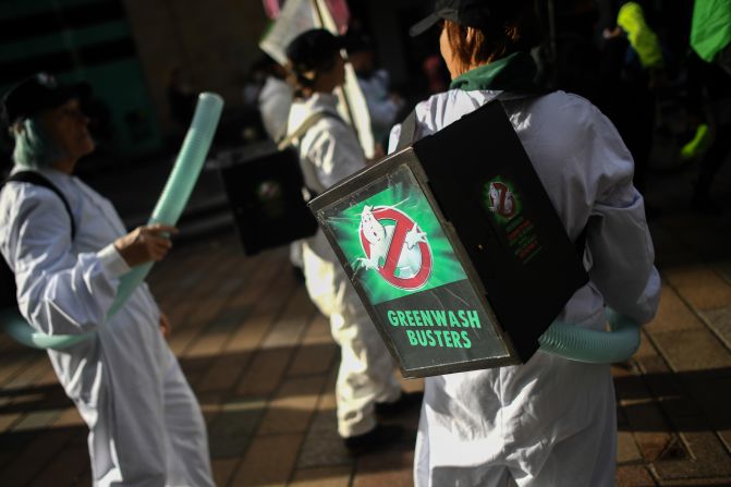 En lugar de cazafantasmas, este manifestante se disfraza de "caza greenwashers", expresión que denomina a las personas, gobiernos y empresas que engañan afirmando que tienen un compromiso con el medio ambiente que en realidad no tienen.