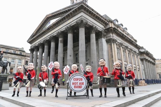 Oxfam también organizó una protesta en la que los manifestantes llevaron caretas de los líderes mundiales. Aquí se los puede ver frente a la Galería de Arte Moderno de Glasgow el 1 de noviembre.